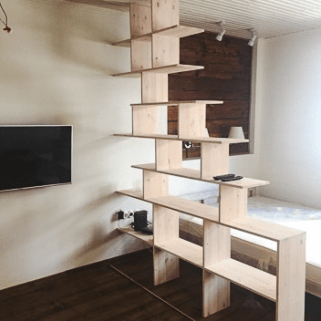 Heledast täispuidust astmeline riiul-vahesein ja toaeraldaja magamistoas – eritellimusmööbel Puidubutiigilt.