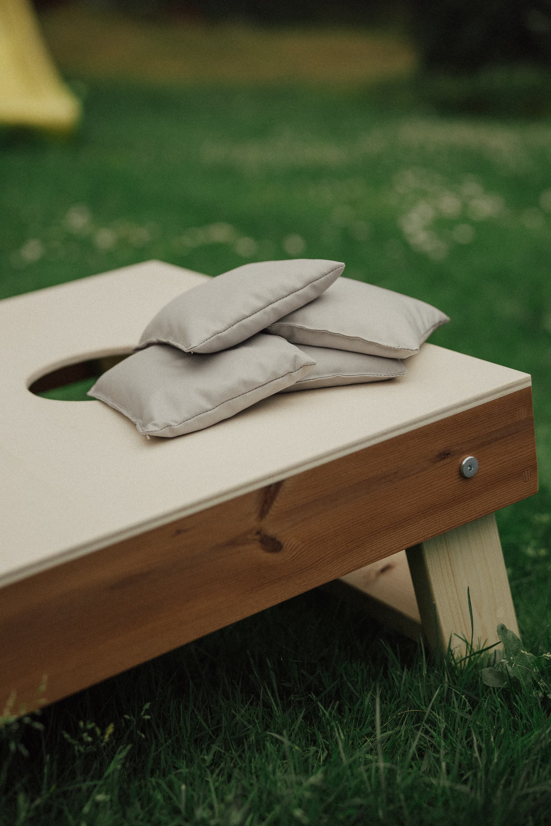 Cornhole mäng Puidubutiigis